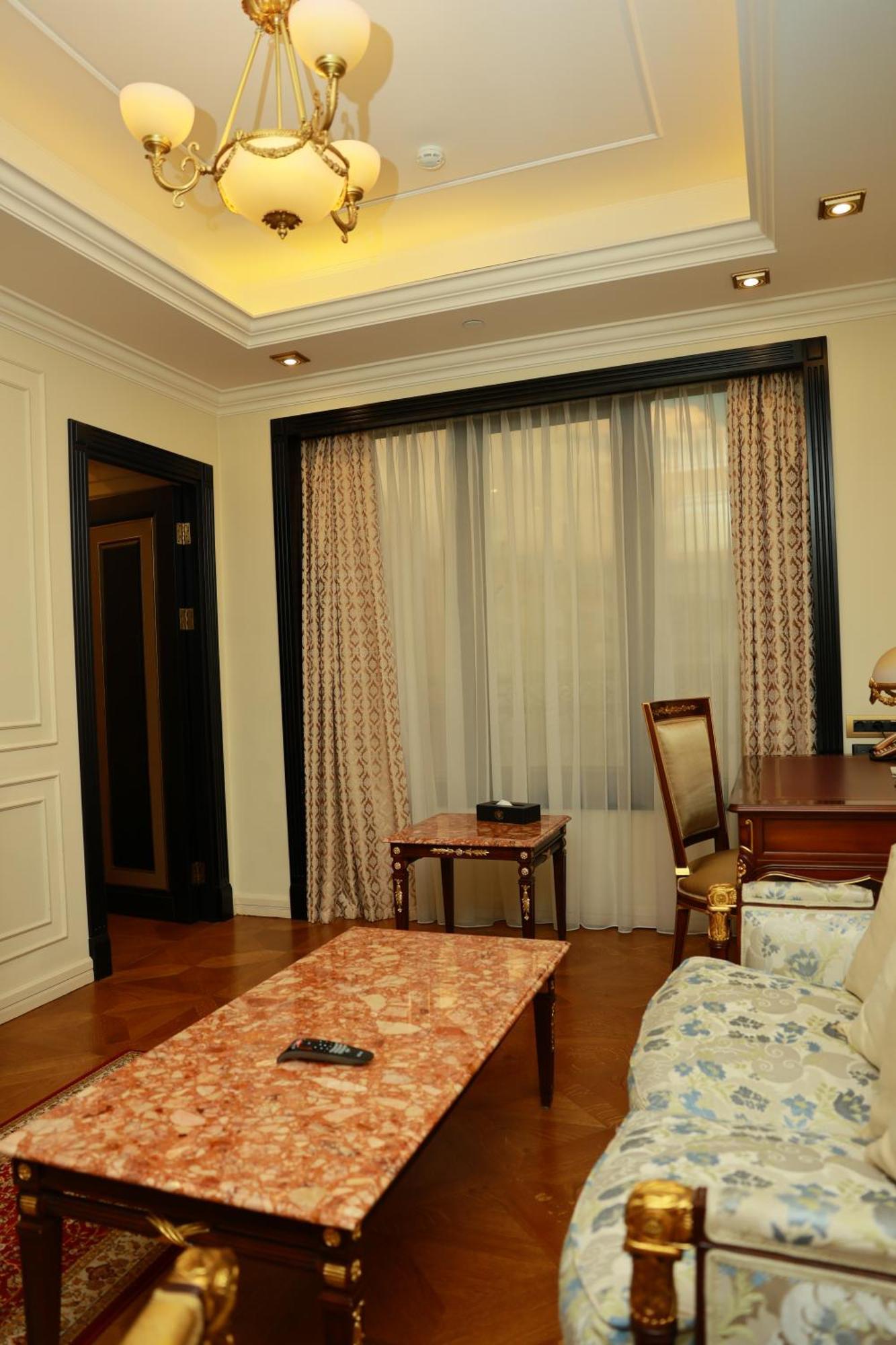 Golden Palace Hotel エレバン エクステリア 写真